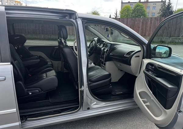 Chrysler Town &amp; Country cena 61200 przebieg: 102748, rok produkcji 2016 z Mysłowice małe 92